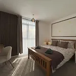 Luxury 2-Bed Duplex - London